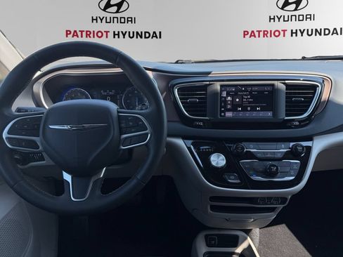 Used 2023 Chrysler Voyager LX FWD image 10