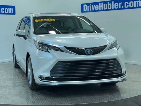 Used 2025 Toyota Sienna Limited image 2