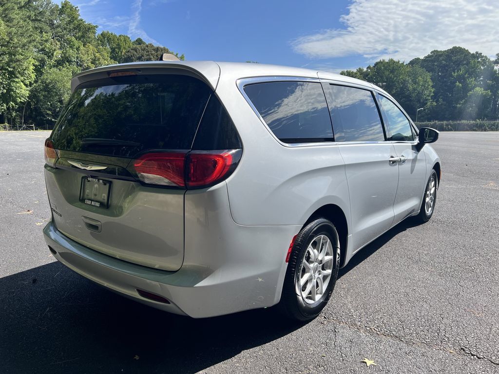 Used 2023 Chrysler Voyager LX FWD image 3