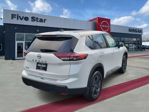 Used 2026 Nissan Rogue SV FWD image 2