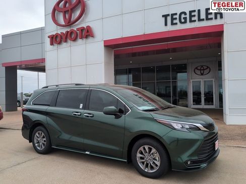 Used 2026 Toyota Sienna XLE image 1