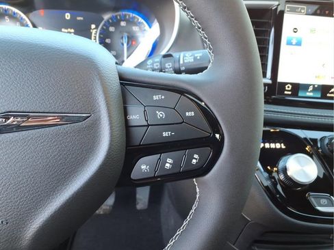 New 2026 Chrysler Pacifica Select image 17