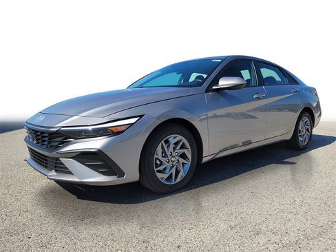 Used 2024 Hyundai Elantra SEL image 2