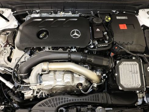 Used 2025 Mercedes-Benz GLB 250 4MATIC image 32
