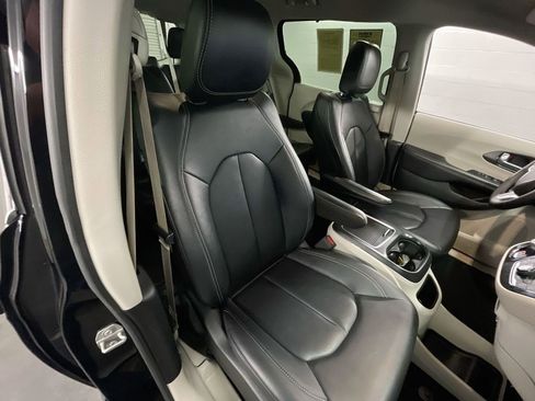Used 2024 Chrysler Pacifica Touring-L image 26