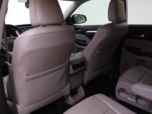 Used 2018 Toyota Highlander XLE image 11