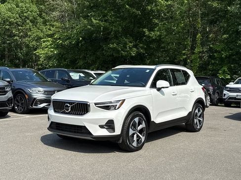 Certified 2025 Volvo XC40 B5 Plus AWD/4WD image 1