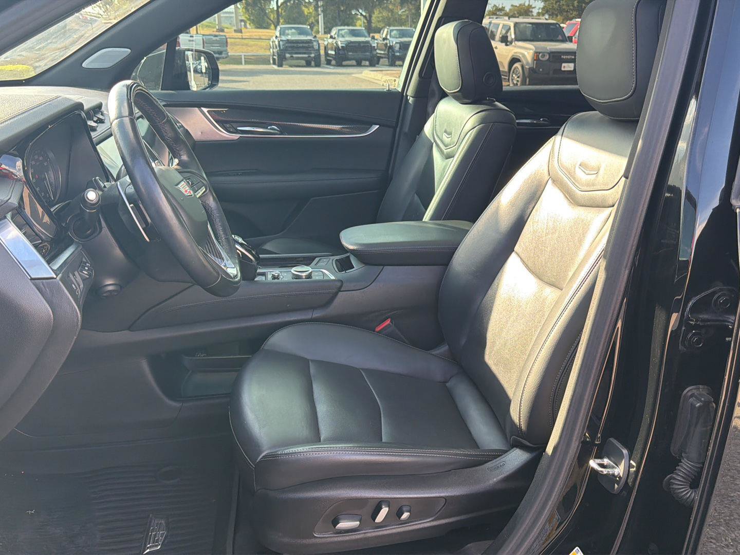 Used 2022 Cadillac XT6 Sport w/ LPO, Onyx Lite Package AWD/4WD image 9