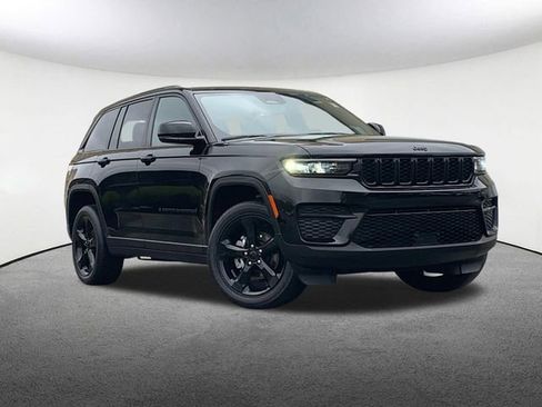 Used 2024 Jeep Grand Cherokee Altitude AWD/4WD image 2