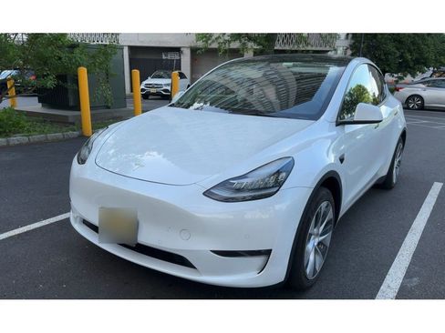 Used 2022 Tesla Model Y Long Range AWD/4WD image 1
