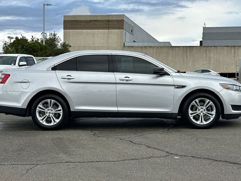 Used 2018 Ford Taurus SE image 6