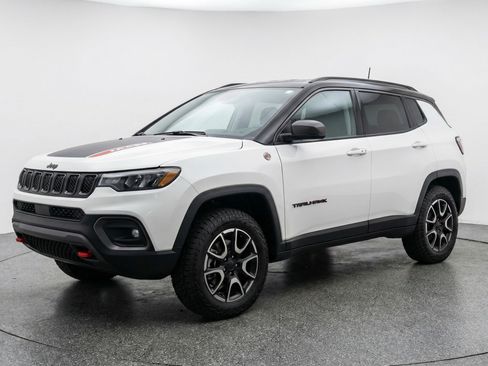 Used 2025 Jeep Compass Trailhawk AWD/4WD image 3