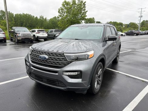 Used 2022 Ford Explorer XLT w/ Equipment Group 202A AWD/4WD image 2