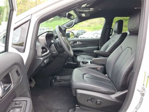 Used 2026 Chrysler Pacifica Select FWD image 13