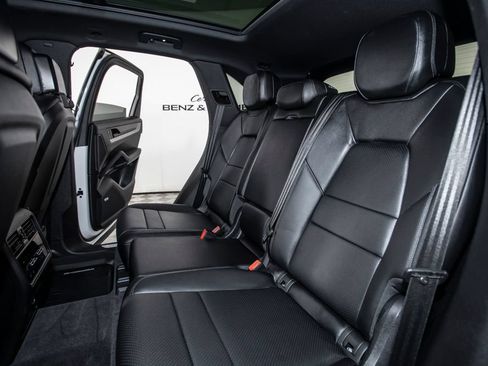 Used 2025 Porsche Cayenne AWD/4WD image 14
