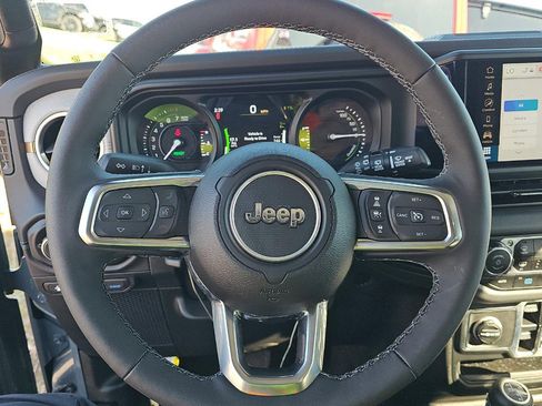 Used 2025 Jeep Wrangler Unlimited Sahara image 8