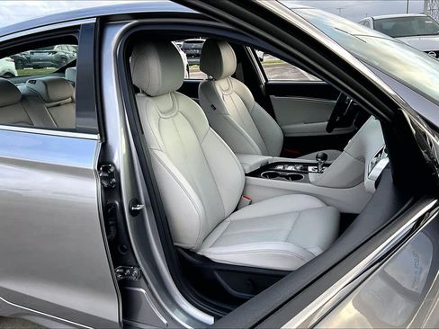 Used 2025 Genesis G70 2.5T image 9