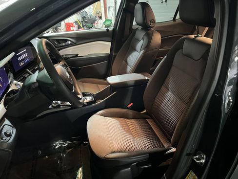 Used 2025 Chevrolet Trax LT image 35