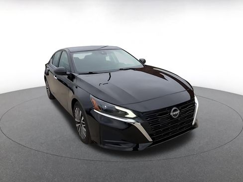 Used 2025 Nissan Altima 2.5 SV FWD image 3