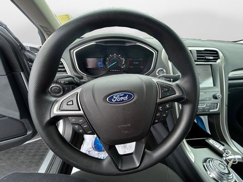 Used 2020 Ford Fusion SE image 12