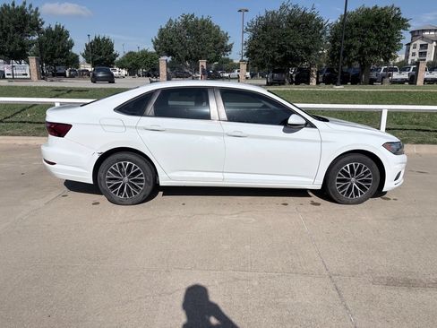 Used 2021 Volkswagen Jetta SE FWD image 3