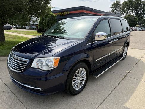 Used 2015 Chrysler Town & Country Touring-L w/ Driver Convenience Group FWD image 1