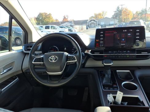 Certified 2024 Toyota Sienna XLE image 4