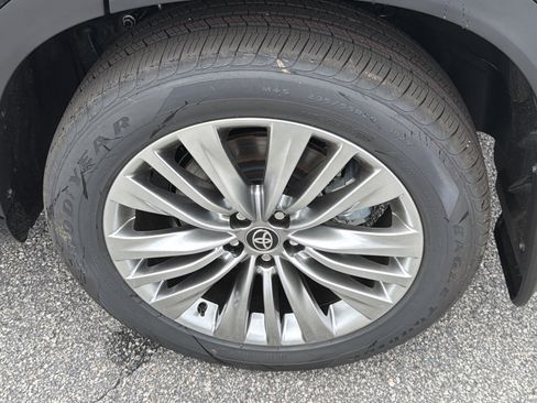 New 2026 Toyota Highlander Platinum image 29