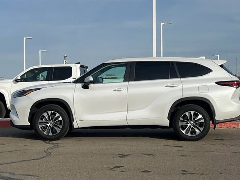 Used 2025 Toyota Highlander XLE image 9