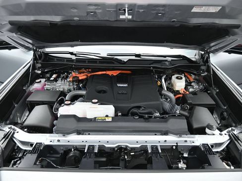 Used 2025 Toyota Sequoia Platinum w/ Tow Technology Package AWD/4WD image 36