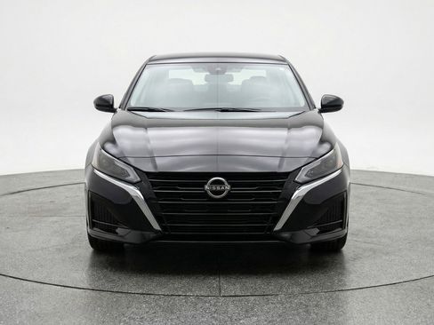 Used 2025 Nissan Altima 2.5 SV image 2