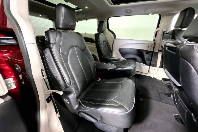 Used 2019 Chrysler Pacifica Limited w/ Tire & Wheel Group FWD image 29
