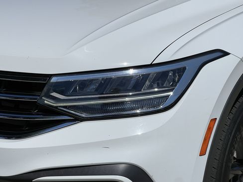 Used 2022 Volkswagen Tiguan SE w/ Panoramic Sunroof Package AWD/4WD image 7