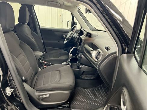 Used 2019 Jeep Renegade Latitude w/ Cold Weather Group FWD image 21