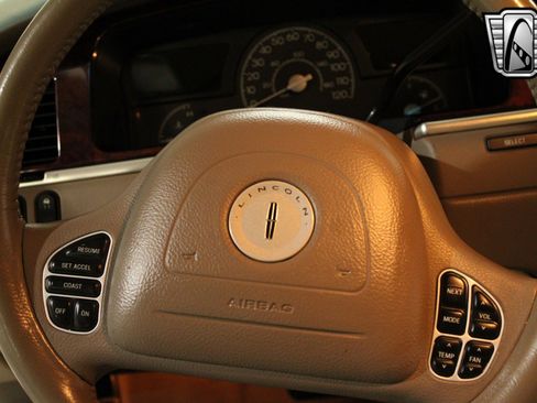 Used 2003 Lincoln Town Car Executive image 7