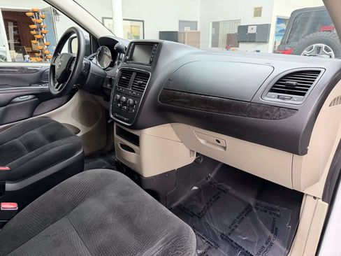Used 2018 Dodge Grand Caravan SE FWD image 24
