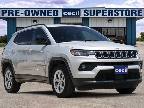 Used 2024 Jeep Compass Latitude AWD/4WD image 1