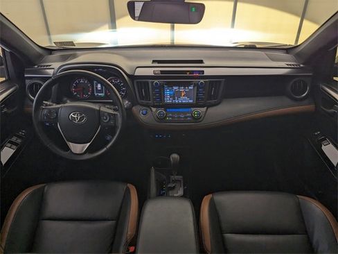 Used 2018 Toyota RAV4 SE image 9