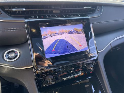 New 2025 Jeep Grand Cherokee Altitude image 17