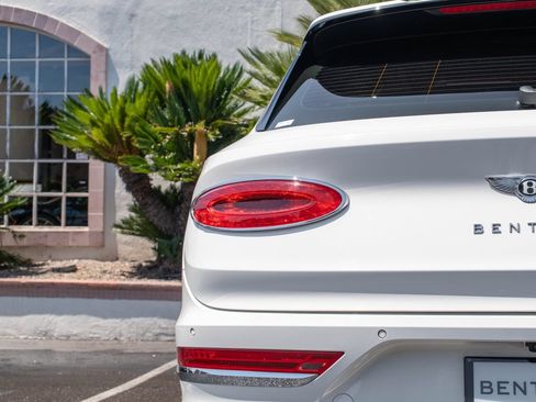 Used 2022 Bentley Bentayga AWD/4WD image 40