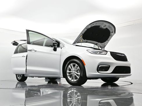 New 2026 Chrysler Pacifica Select image 48