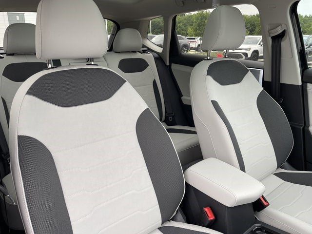 New 2025 Volkswagen Taos SE FWD image 36