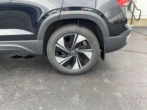 New 2024 Volkswagen Taos SE image 20