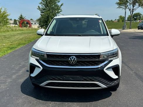 Certified 2023 Volkswagen Taos SE w/ Panoramic Sunroof Package AWD/4WD image 2