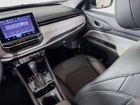 Used 2024 Jeep Compass Latitude w/ Convenience Group image 23