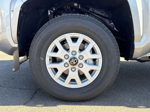 Certified 2025 Toyota Tacoma SR5 AWD/4WD image 10