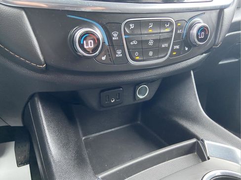 Used 2020 Chevrolet Traverse LT w/ Driver Confidence II Package AWD/4WD image 27