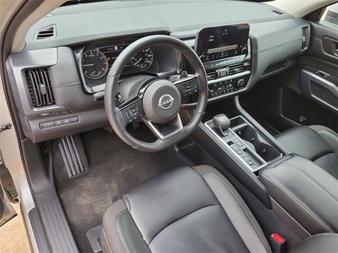 Used 2025 Nissan Pathfinder SL image 8