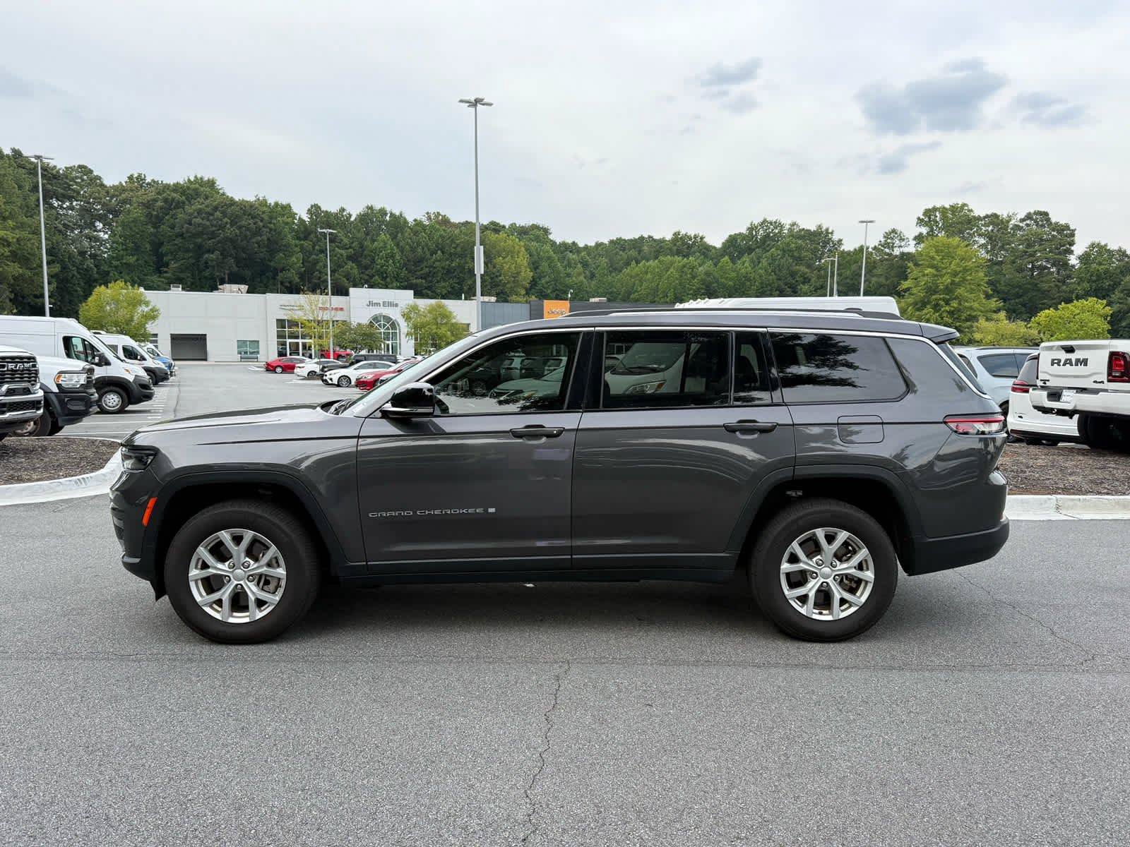 Used 2023 Jeep Grand Cherokee L Limited AWD/4WD image 2