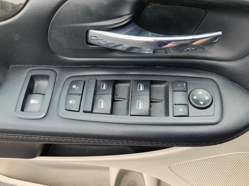 Used 2019 Dodge Grand Caravan SE w/ UConnect Hands-Free Group FWD image 16